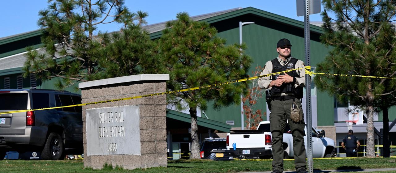 Ein Polizist steht vor einer Grundschule in Bend, Oregon