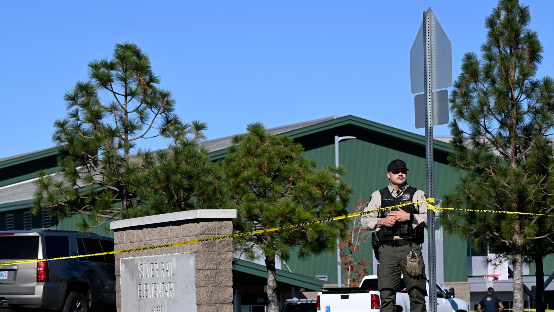 Ein Polizist steht vor einer Grundschule in Bend, Oregon | Joe Kline/AP/dpa