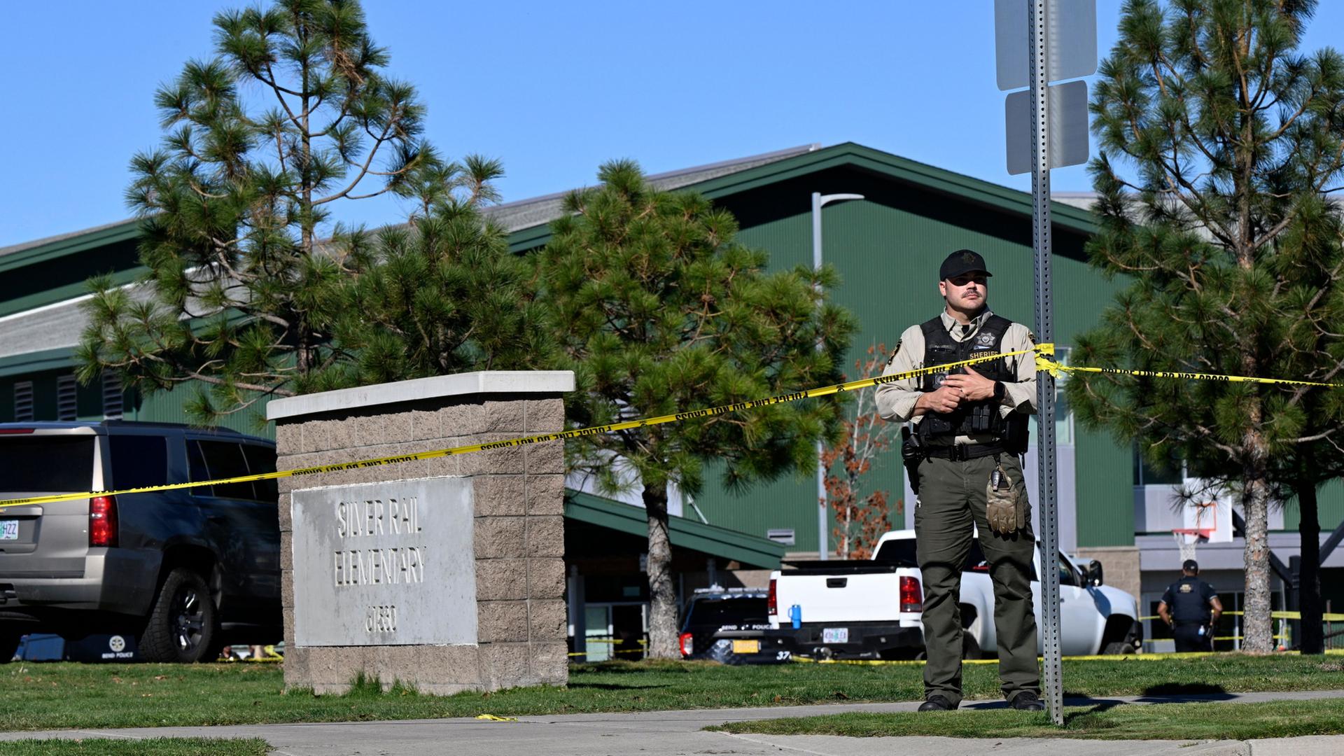 Ein Polizist steht vor einer Grundschule in Bend, Oregon | Joe Kline/AP/dpa