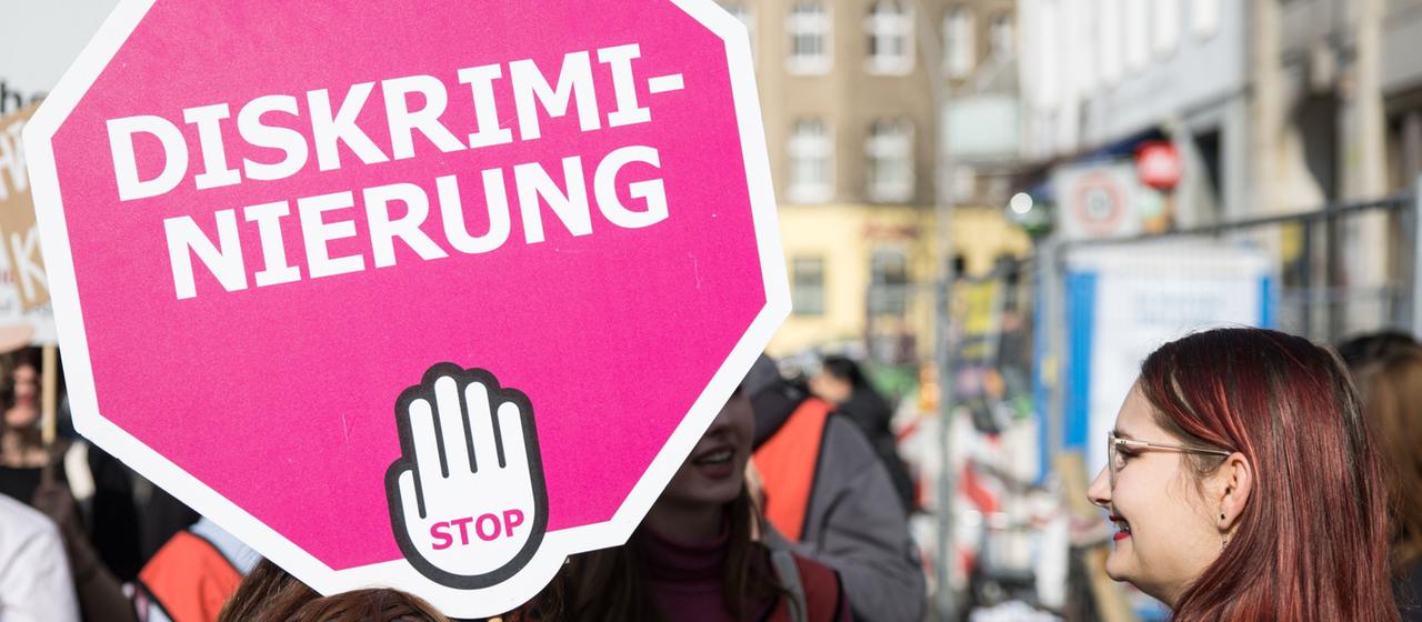 "Diskriminierung Stop" steht auf dem Schild einer Teilnehmerin bei einer der Demonstration (Symbolbild)