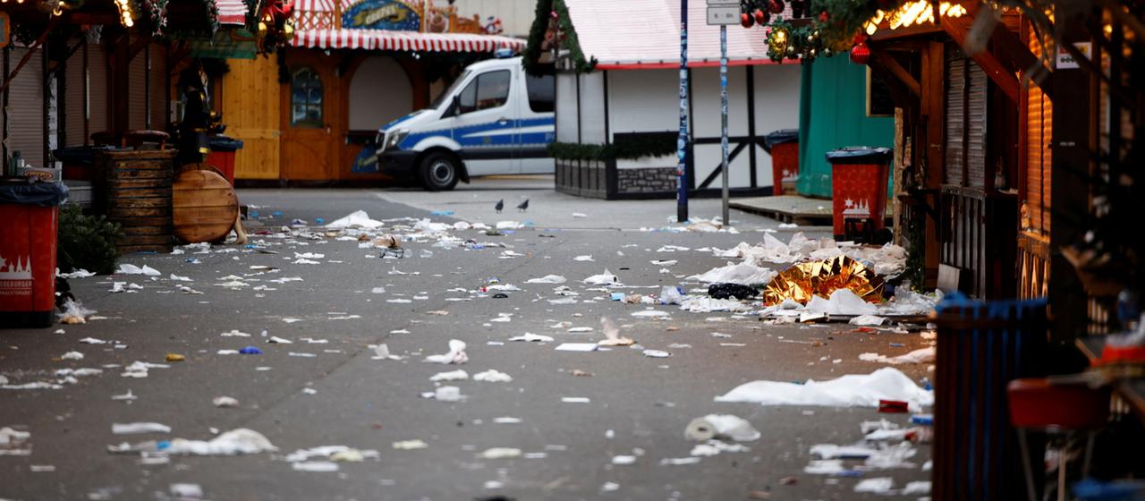 Spuren der Verwüstung nach dem Anschlag auf dem Weihnachtsmarkt in Magdeburg