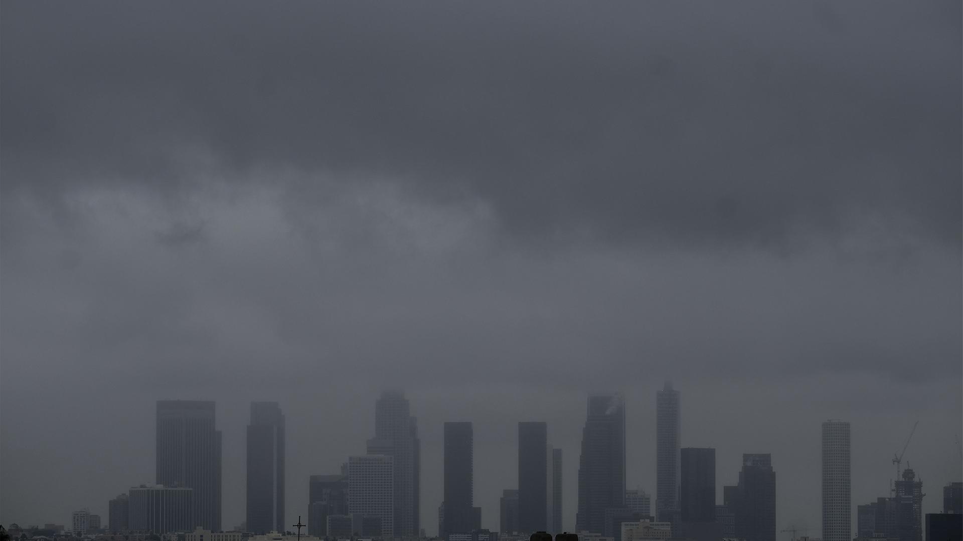 Dunke Regenwolken hängen über der Skyline von Los Angeles. (Archivbild) | dpa
