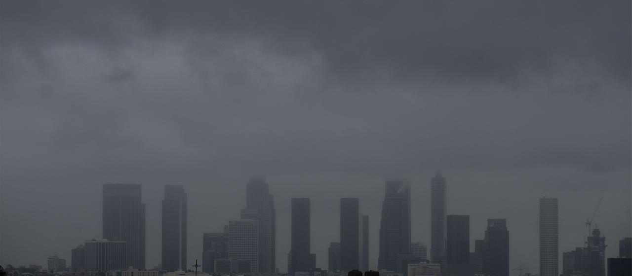 Dunke Regenwolken hängen über der Skyline von Los Angeles. (Archivbild)
