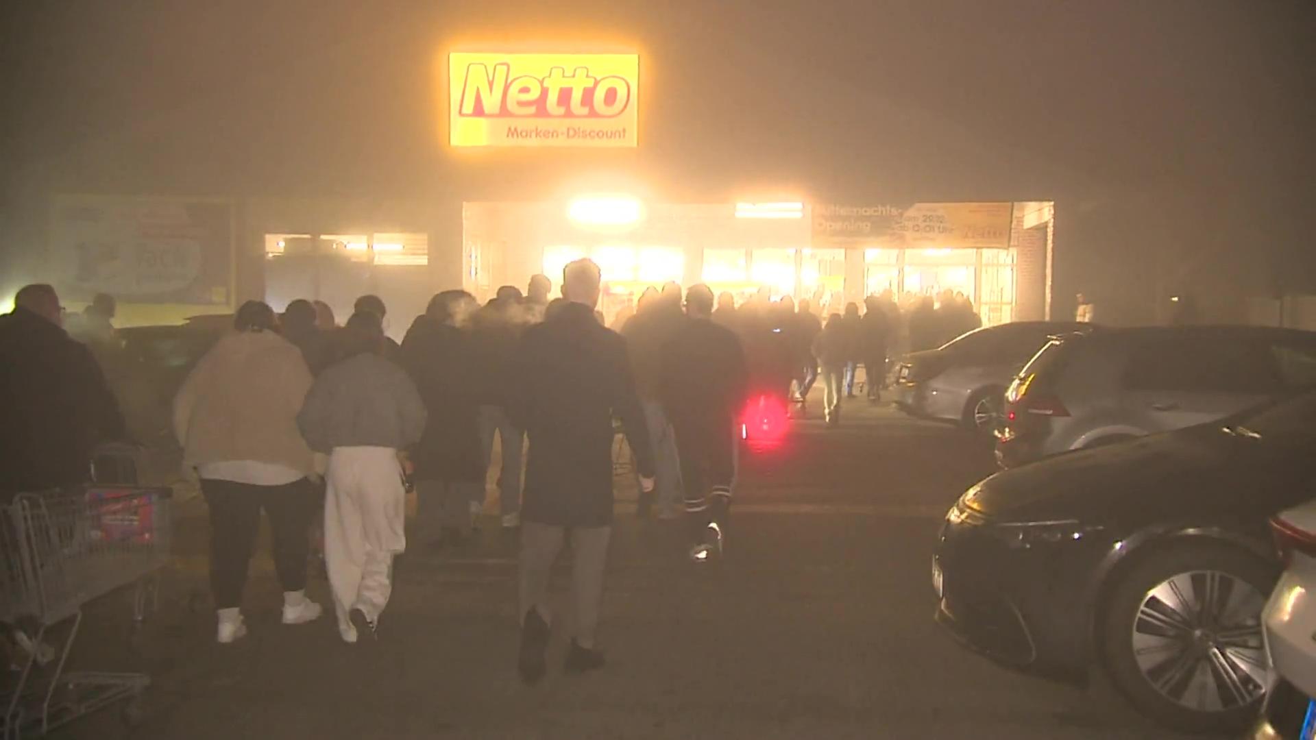 Menschen stehen Schlange vor einem Supermarkt in Kleve. | ARD-aktuell