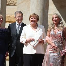 Thomas Ebersberger (CSU, l), Bürgermeister von Bayreuth und seine Frau Stefanie Hellbach, Joachim Sauer, Angela Merkel (CDU), ehemalige Bundeskanzlerin, Karin Baumüller-Söder und Markus Söder (CSU), Ministerpräsident von Bayern, kommen zur Eröffnung der Bayreuther Festspiele