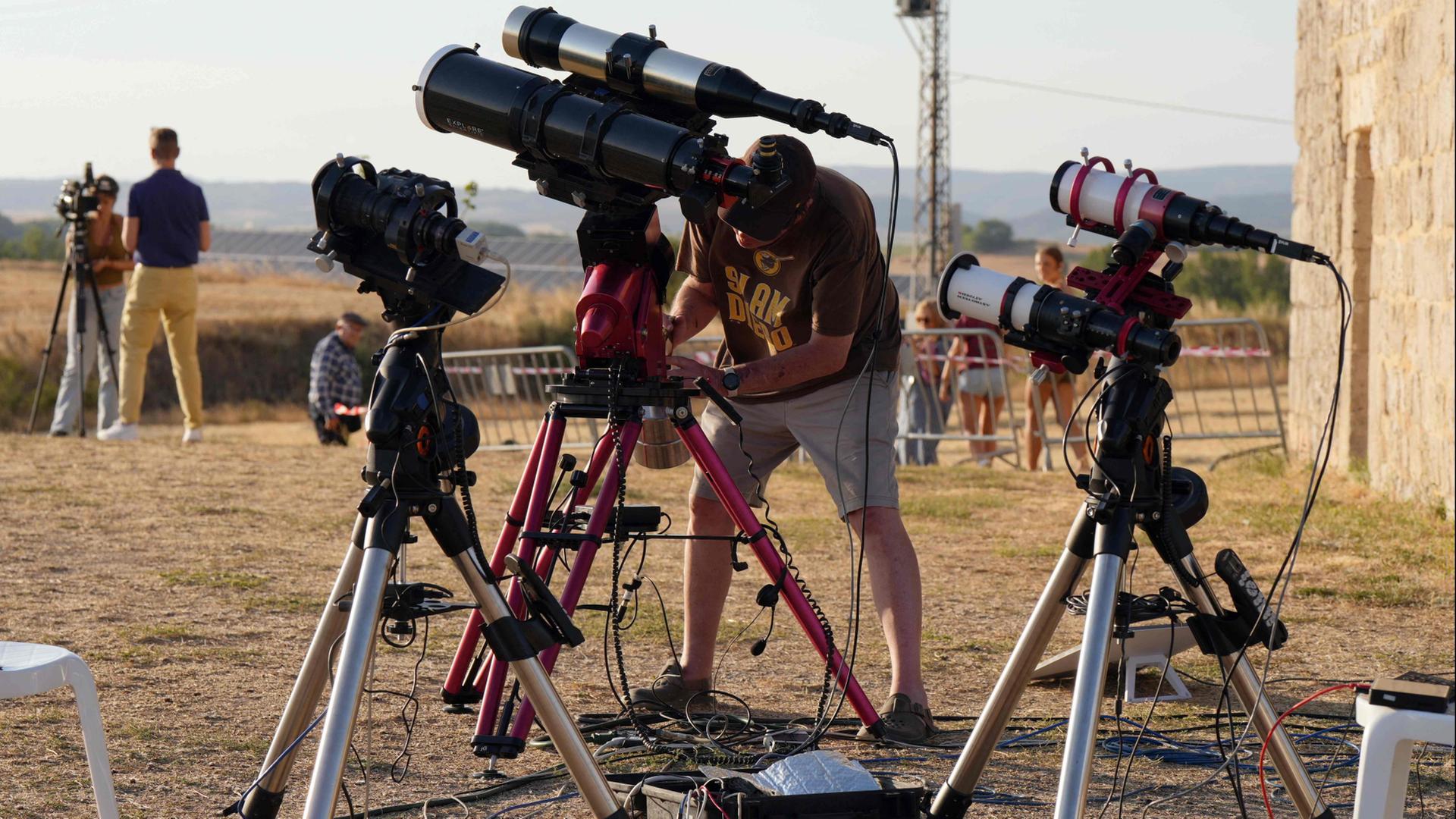 US-Wissenschaftler bereiten sich auf die Sonnenfinsternis im nordspanischen Dorf Villalibado in der N�he von Burgos vor. | AFP