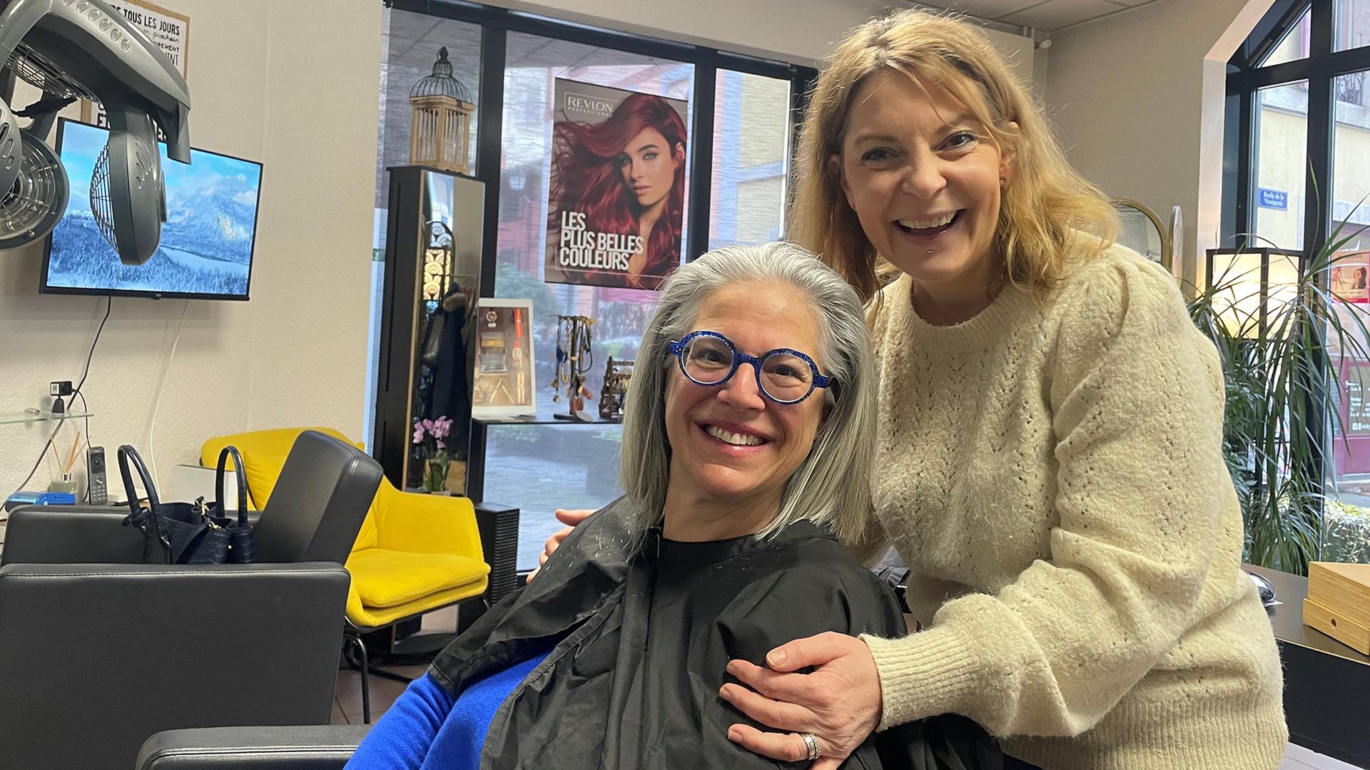 Friseurin Christelle Roy und Haarspenderin Alexandra Bernard | Kathrin Hondl