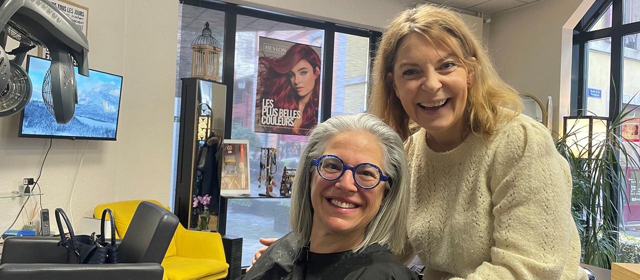 Friseurin Christelle Roy und Haarspenderin Alexandra Bernard