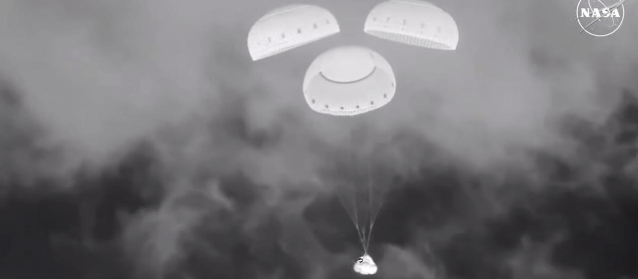En esta imagen de un vídeo proporcionado por la NASA, el "Starliner"cápsula que viaja a la Tierra