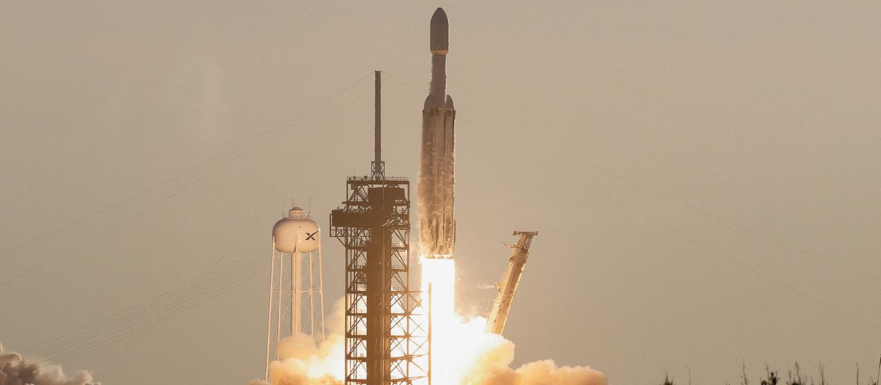 EIne SpaceX Falcon Rakete startet in Cape Canaveral.