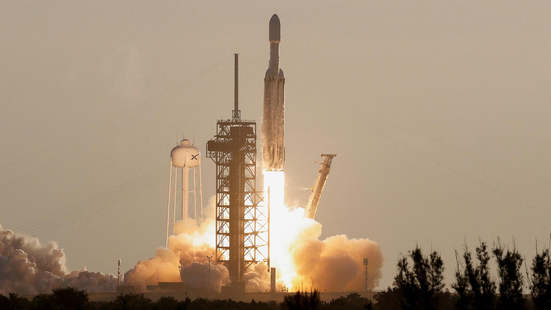 EIne SpaceX Falcon Rakete startet in Cape Canaveral. | REUTERS