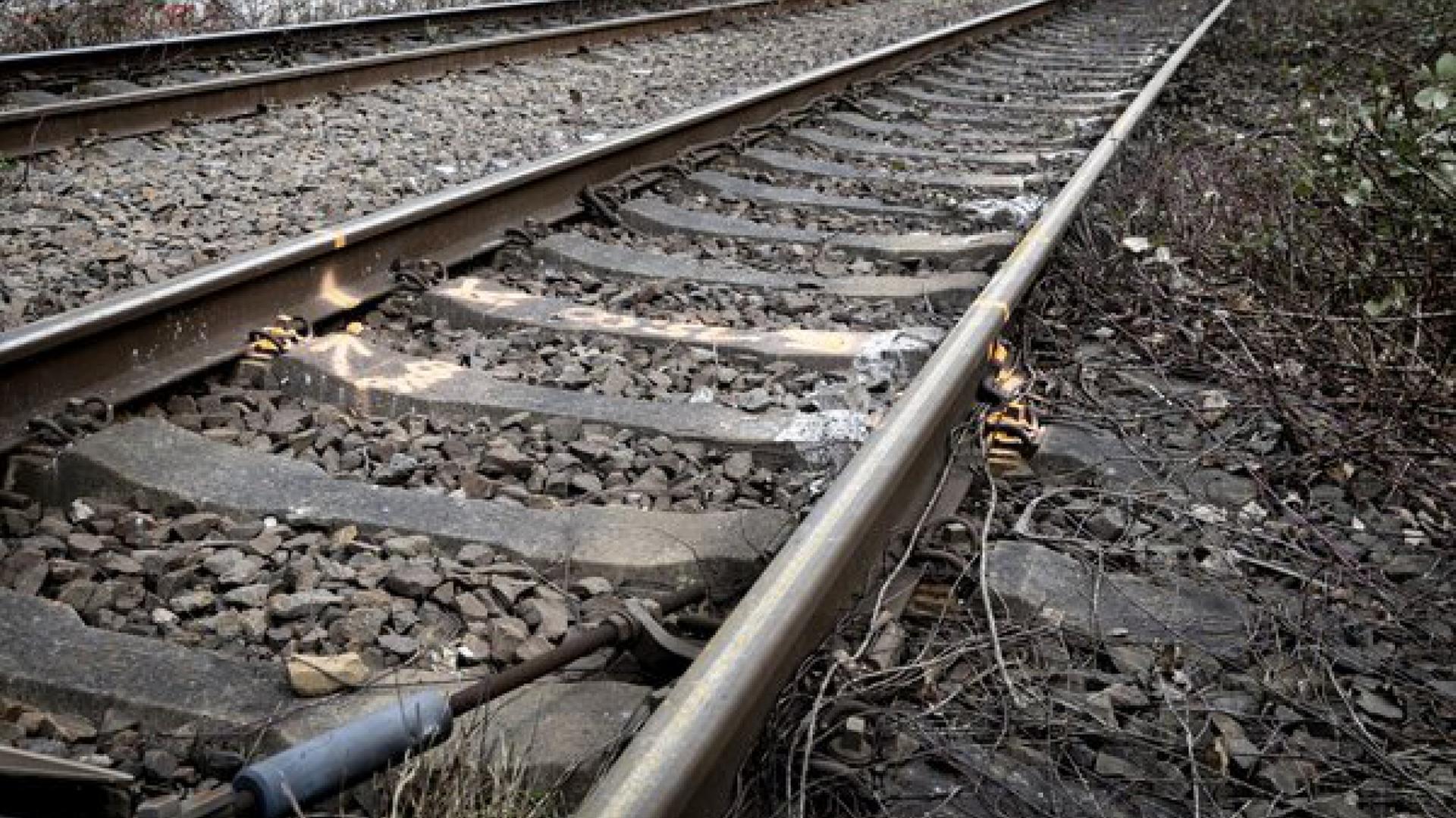 An Bahngleisen zwischen Essen und Oberhausen sind Schäden zu erkennen | dpa