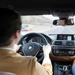 Ein Fahrschüler fährt unter Aufsicht und Anleitung eines Fahrlehrers .