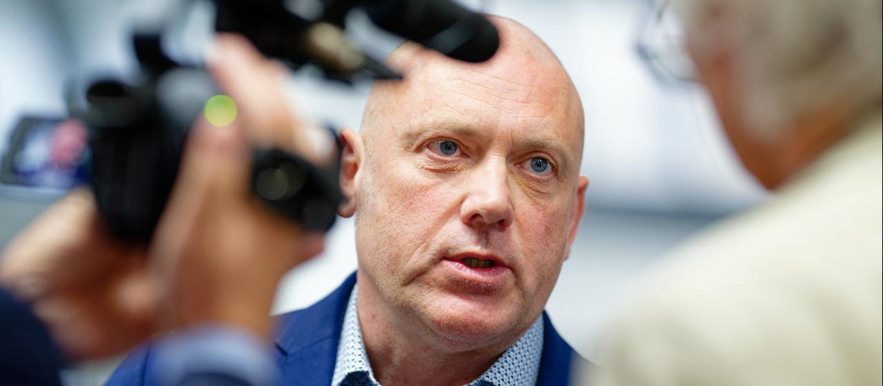 Joachim Paul (AfD) bei Bekanntgabe der Ergebnisse der Oberbürgermeisterwahl | dpa Joachim Paul (AfD) bei Bekanntgabe der Ergebnisse der Oberbürgermeisterwahl