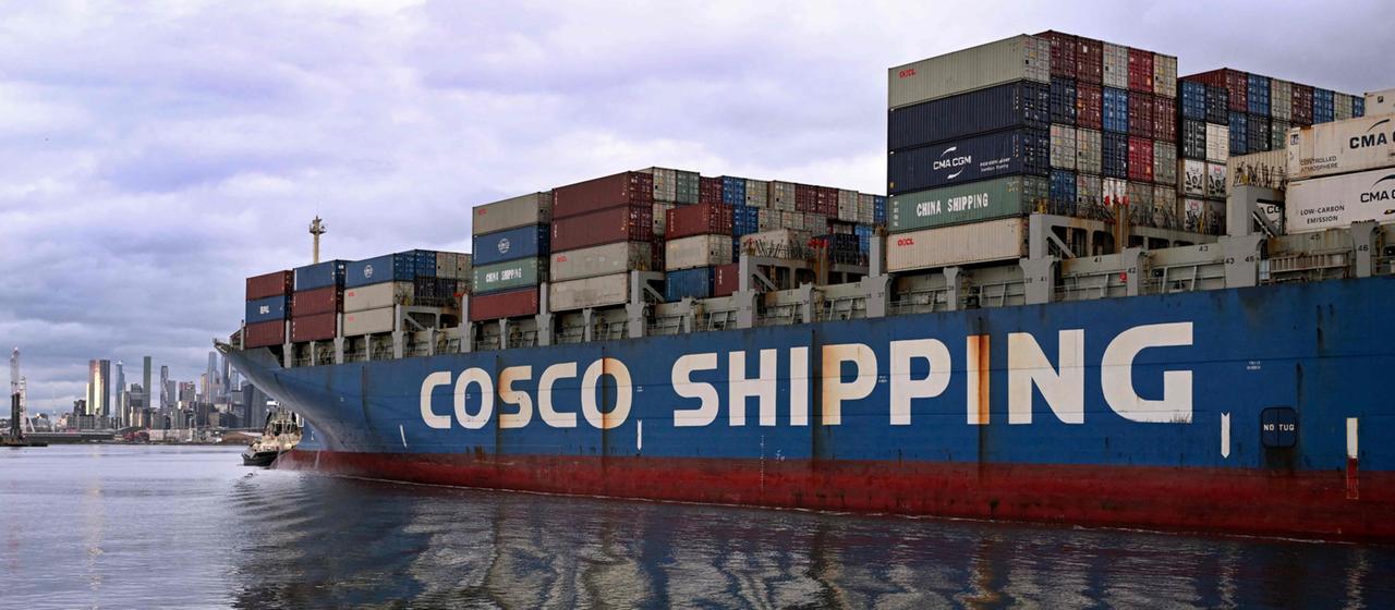 Das Containerschiff "Cosco Hong Kong" läuft in den Hafen von Melbourne, Australien ein.