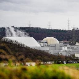 Graue Wolken ziehen über das Kernkraftwerk Neckarwestheim.