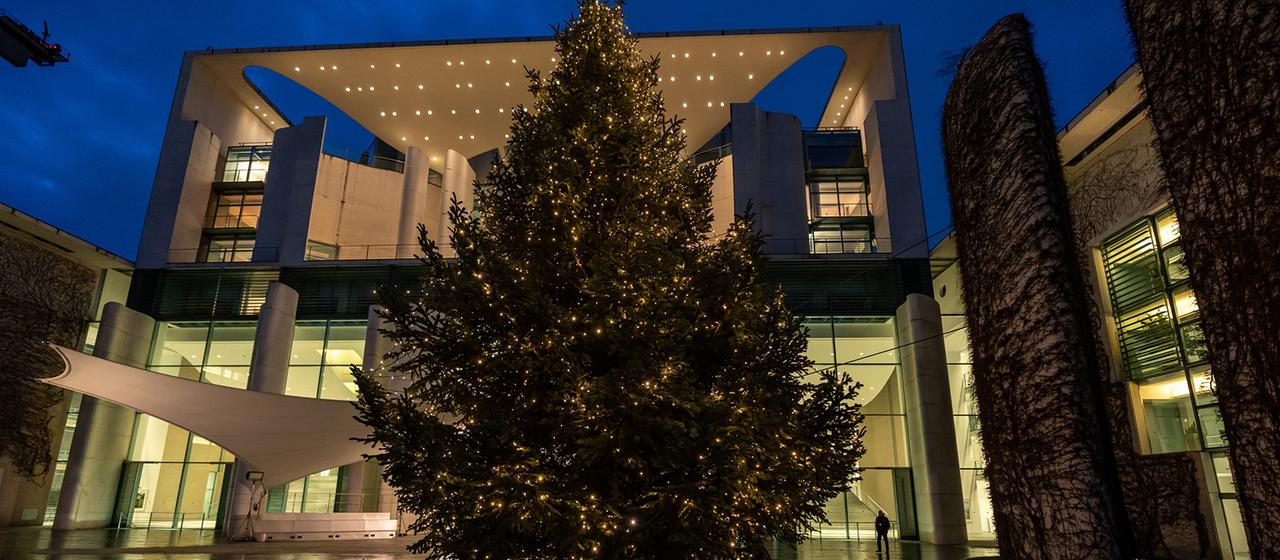 Ein Weihnachtsbaum steht vor dem Bundeskanzleramt.