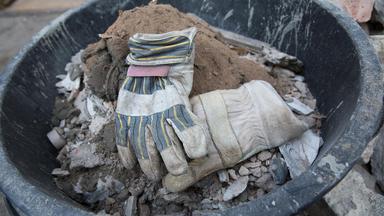 Bauschutt und gebrauchte Arbeitshandschuhe.