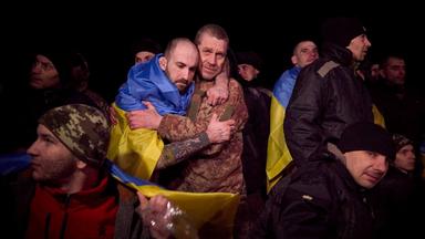 Gefangene ukrainische Soldaten liegen sich nach ihrer Freilassung in den Armen