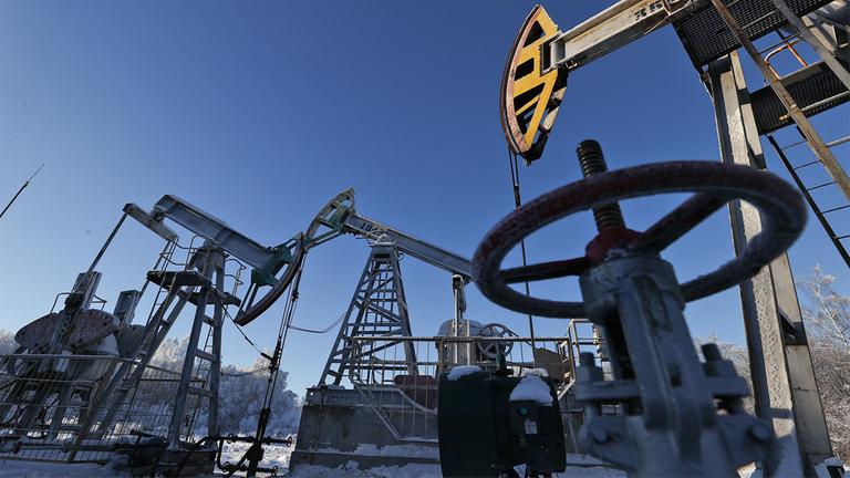 Pumpen sind im Ölfeld Novo-Yelkhovskoye von Yelkhovneft im Einsatz.