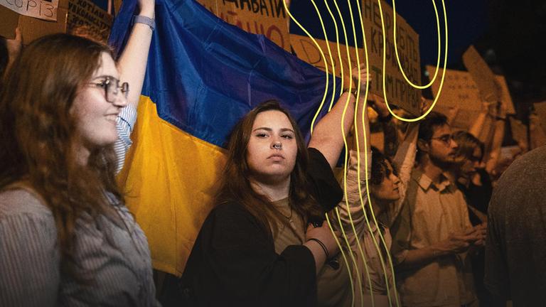 Eine Frau bei einem Protest gegen das Gesetz 12414, das am 22. Juli 2025 von Präsident Selenskyj unterzeichnet wurde und sich gegen Antikorruptionsbehörden richtet.