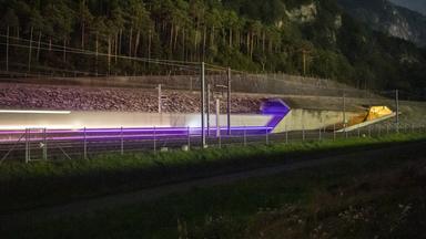 Der erste Güterzug fährt durch die Oströhre in den Gotthard-Basistunnel, nach der Entgleisung eines Güterzugs vor zwei Wochen.