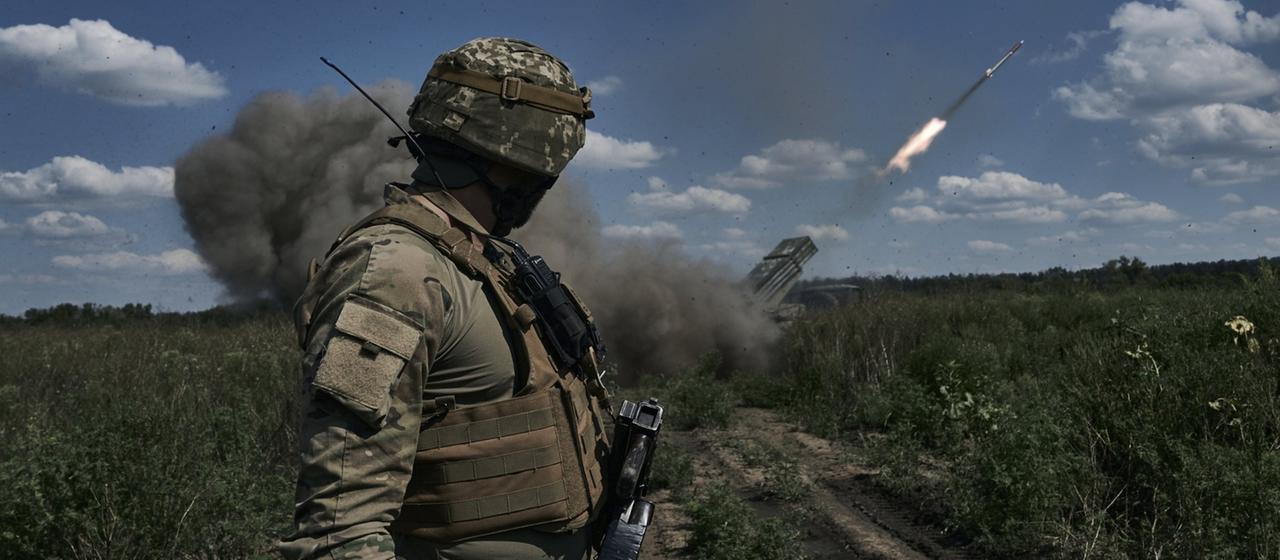 Ein ukrainischer Soldat beobachtet den Start einer Rakete in der Nähe von Bachmut