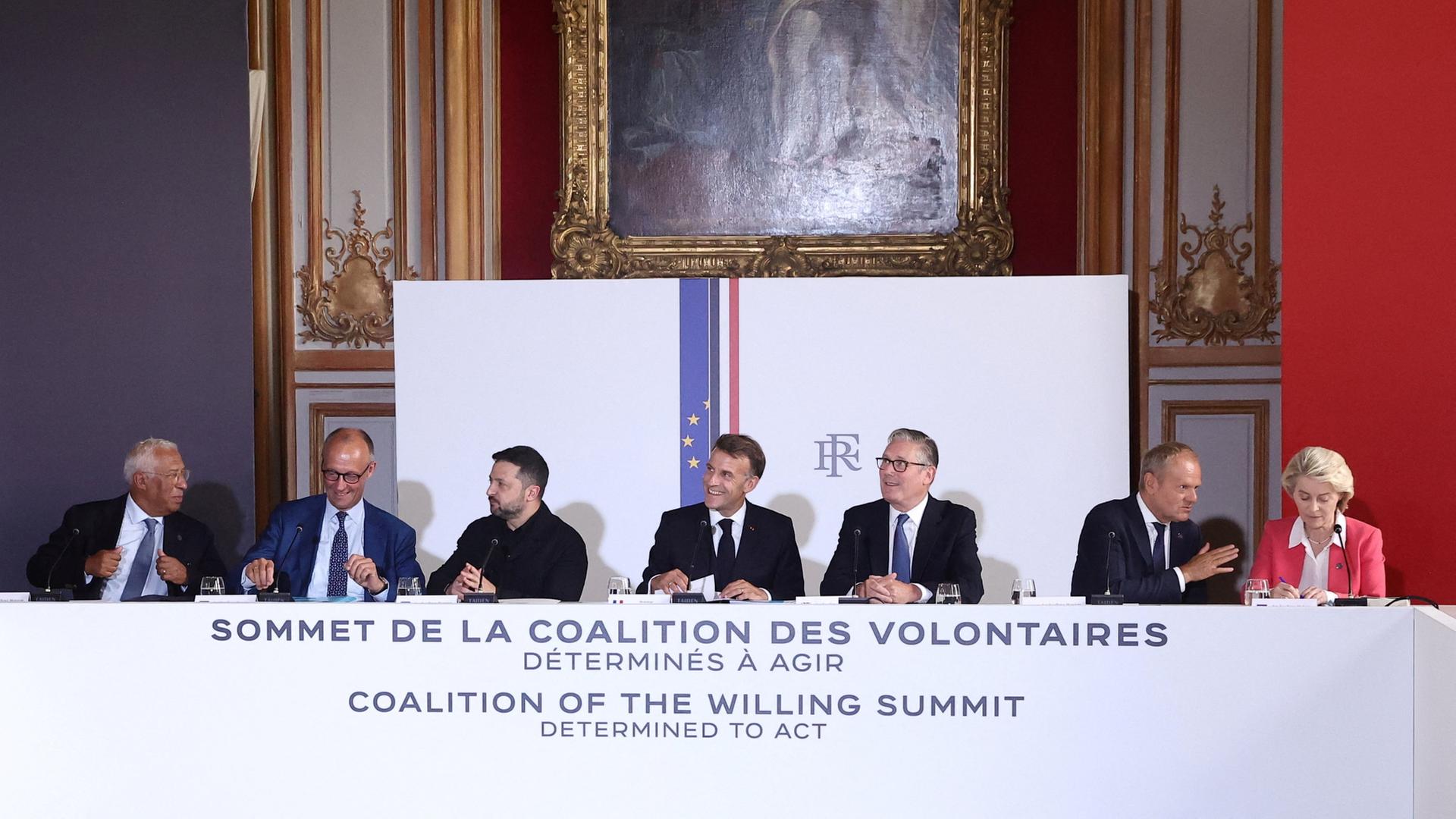 Politiker der Ukraine-Verbündeten und Wolodymyr Selenskyj bei Gesprächen in Paris | via REUTERS