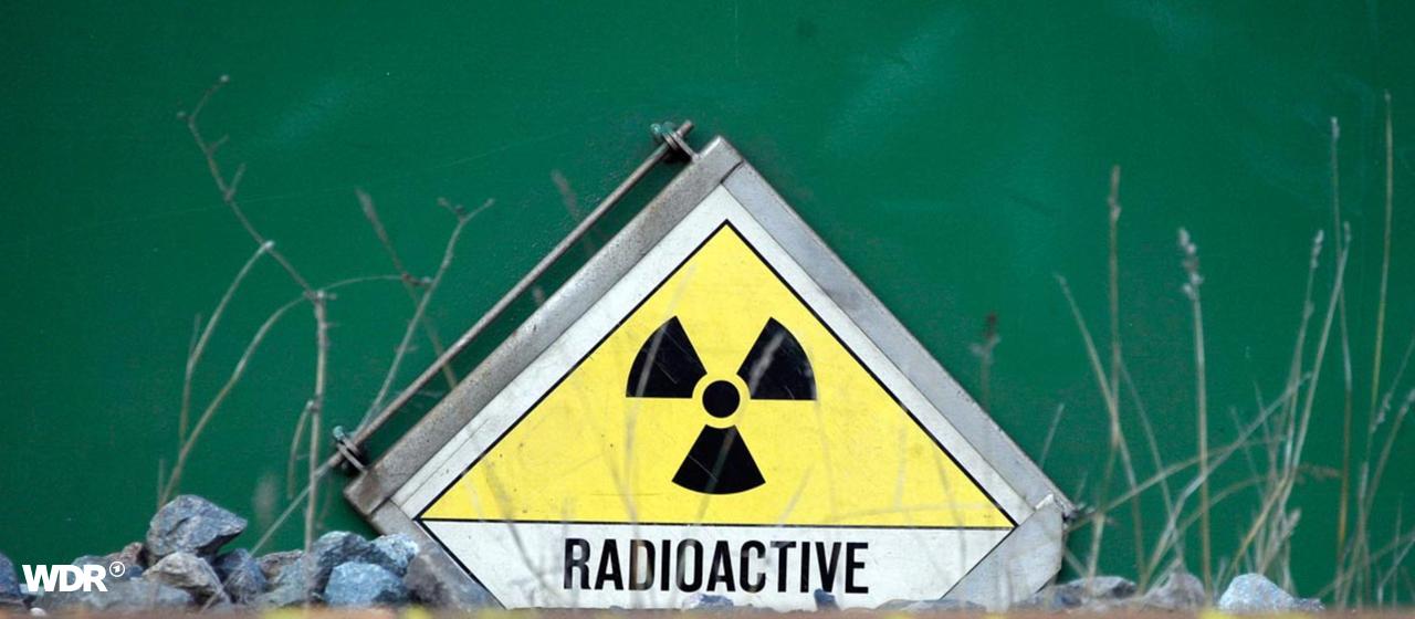 Ein Radioaktiv-Schild an einer Bahnstrecke