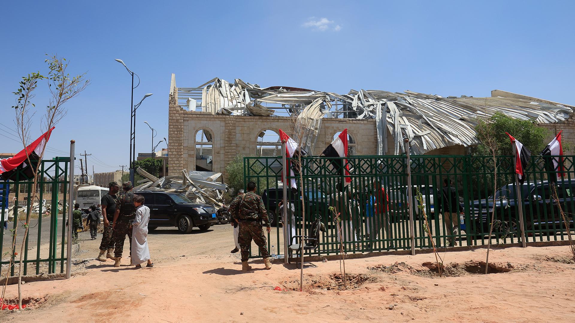 Houthi-Soldaten stehen vor einer zerstörten Sporthalle in Sanaa, Jemen. | EPA