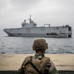 Ein französisches Marineschiff ist bei einer Militärübung in Plouhinec zu sehen.