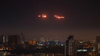 Drohnen werden über Kiew abgeschossen. 