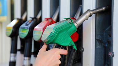 Tankrüssel verschiedener Treibstoffsorten an einer Tankstelle