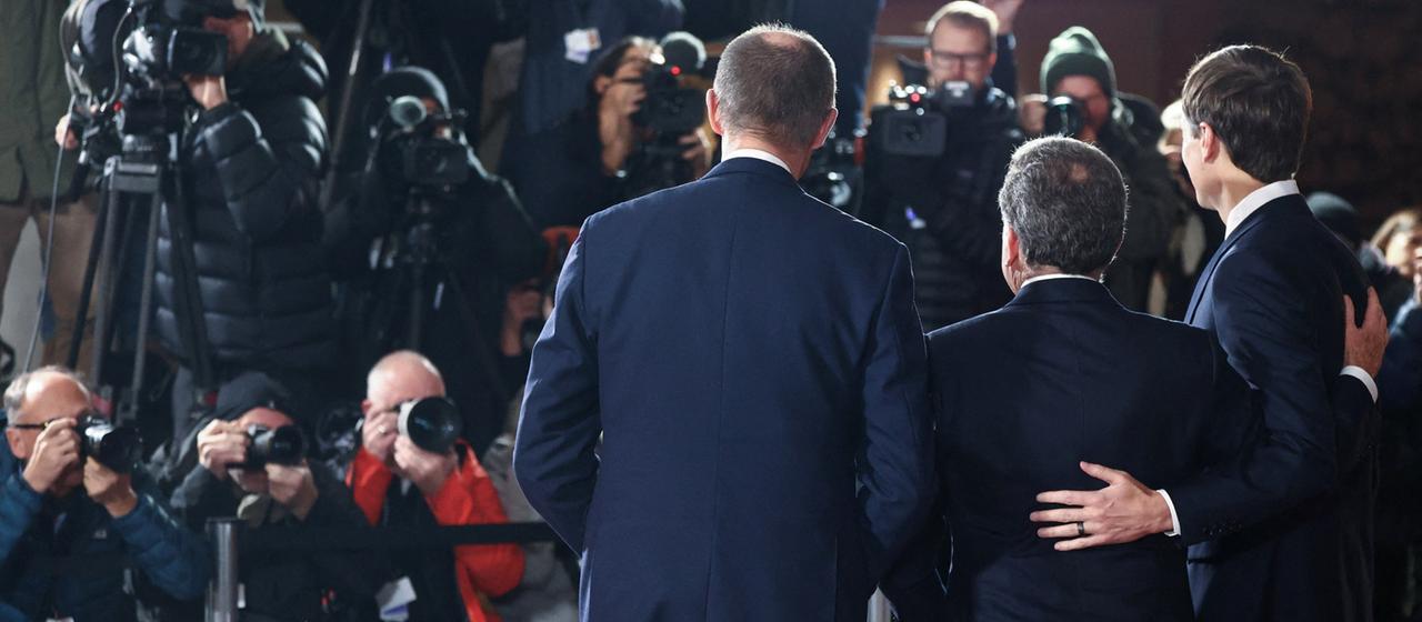 Friedrich Merz, Steve Witkoff und Jared Kushner vor Journalisten in Berlin