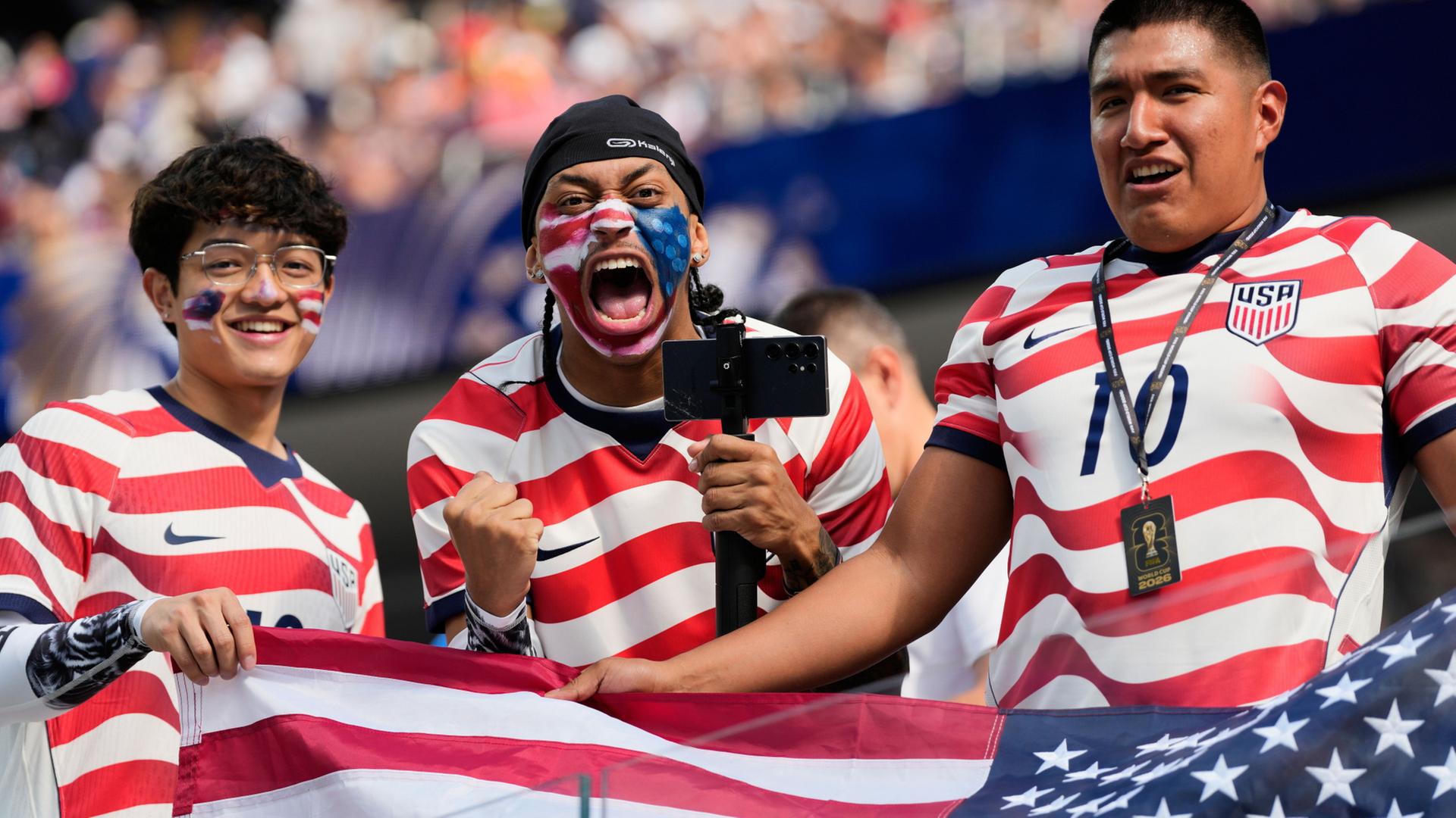 Drei US-amerikanische Fußballfans bei der Weltmeisterschaft | Andre Penner/AP/dpa