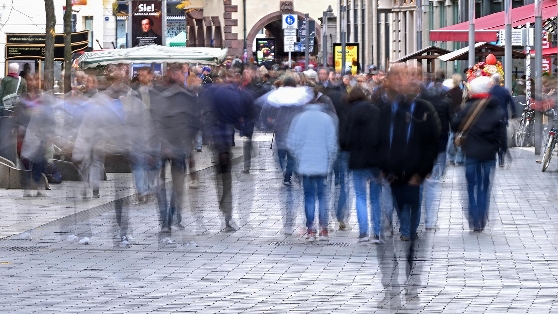 Zahlreiche Passanten gehen durch die Leipziger Innenstadt. | dpa