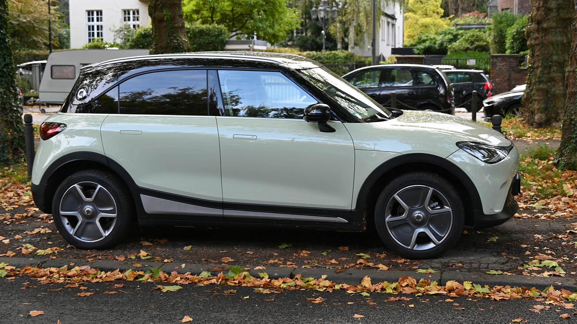 Ein Smart steht an einer herbstlichen Straße. | picture alliance / dpa