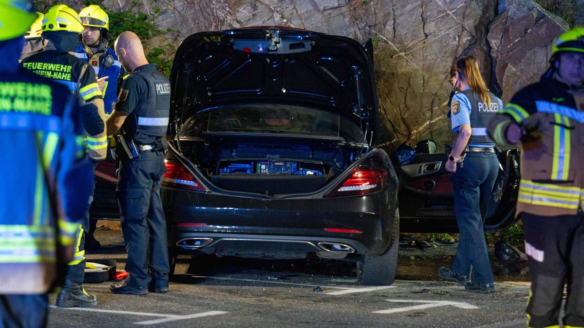 Auto prallt bei Trechtingshausen gegen Felsen