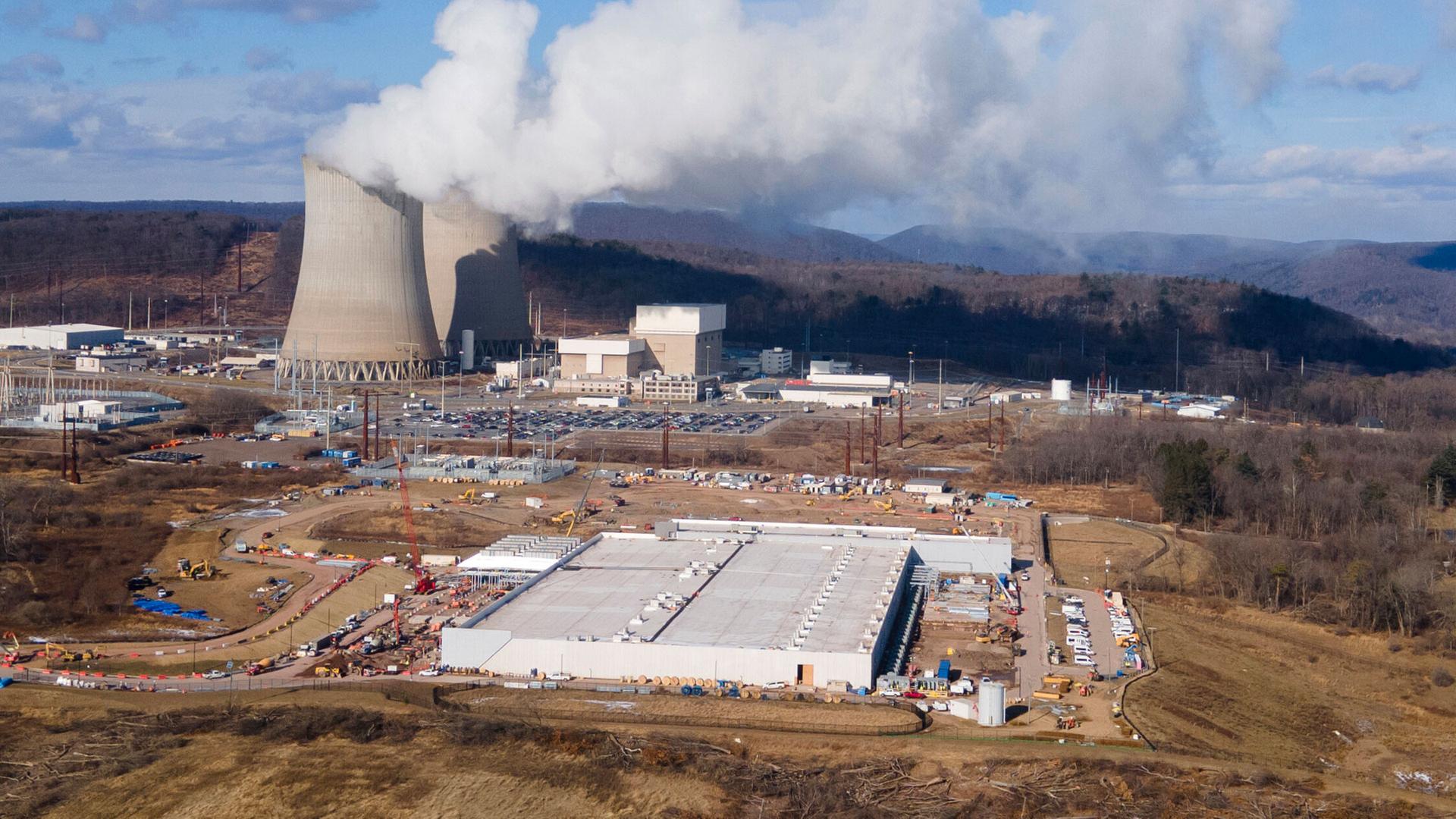 Ein Rechenzentrum von Amazon Web Services befindet sich im Bau neben dem Kernkraftwerk Susquehanna in Berwick, Pennsylvania (Archivbild). | picture alliance / ASSOCIATED PR