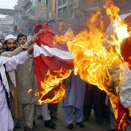Menschen in Peschawar (Pakistan) verbrennen die dänische Flagge. (Archivbild: 14.2.2006)