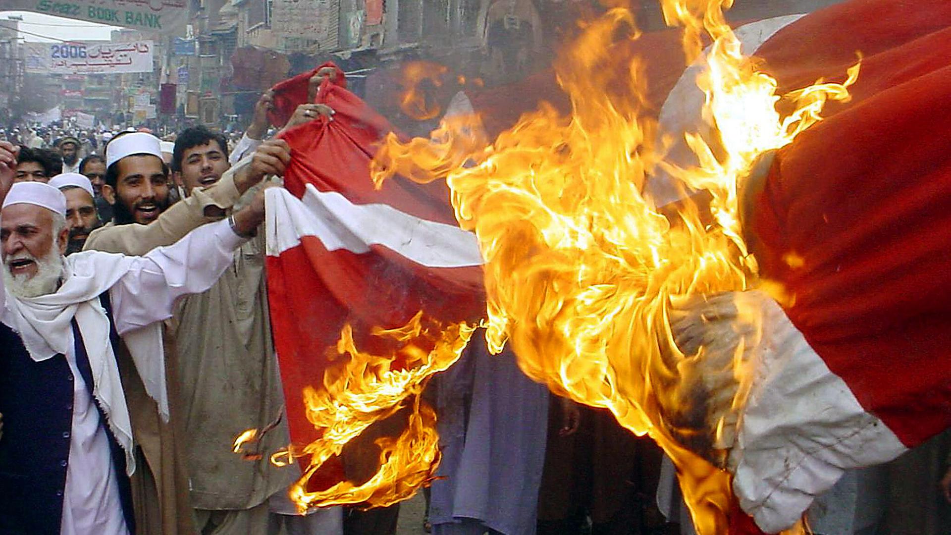 Mohammed-Karikaturen, die ein Protest-Feuer entfachten