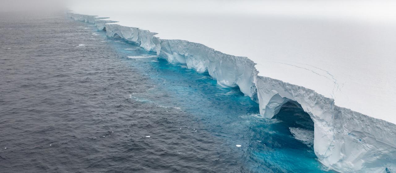 Ein Eisberg in der Antarktis