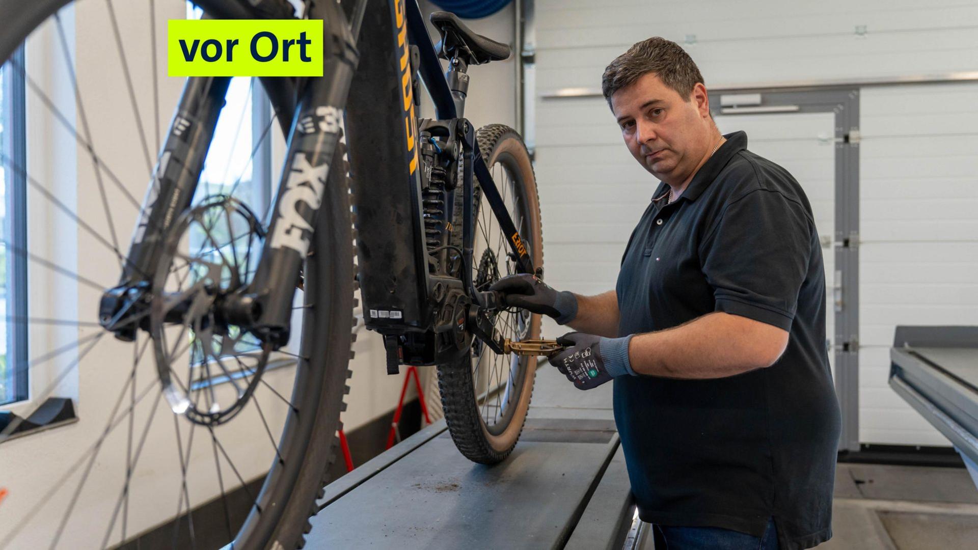 Ein Mann bewegt das Pedal eines E-Bikes | BR/ Henry Lai