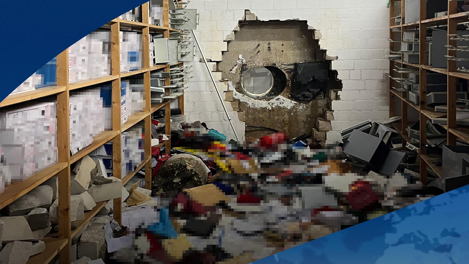 In einer Sparkassenfiliale klafft ein Loch in der Wand des Tresorraums. | AFP PHOTO / Polizei Gelsenkirchen