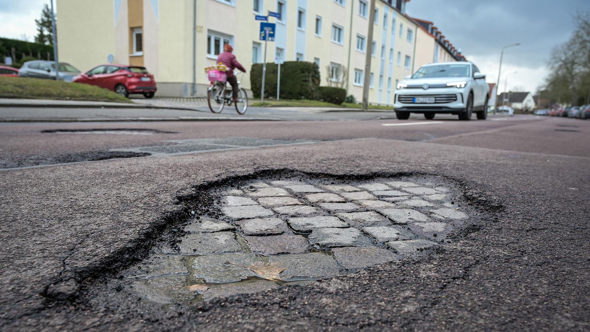 Schlaglöcher im Straßenbelag in Halle/Saale. | Heiko Rebsch/dpa