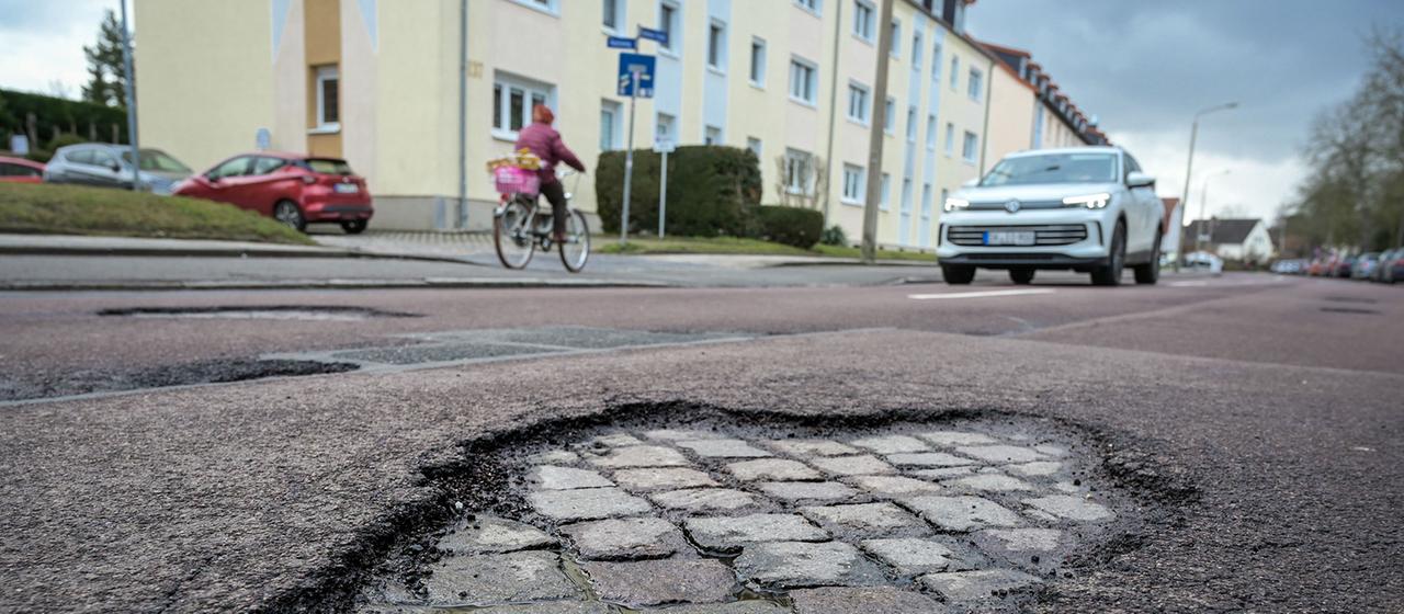 Schlaglöcher im Straßenbelag in Halle/Saale.