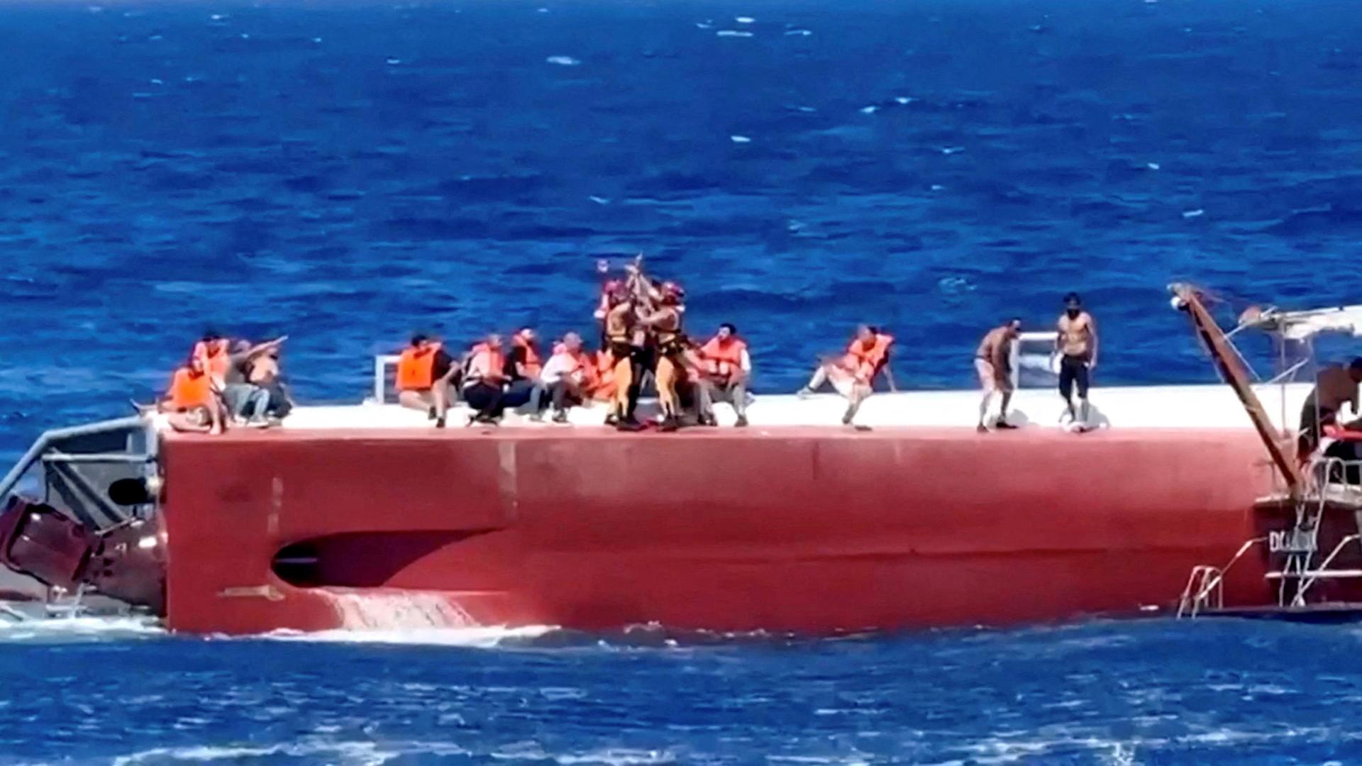 Passagiere auf der  gekenterten Fähre vor der Küste Nordzyperns gekentert ist – zu sehen auf diesem Standbild aus einem Video. | REUTERS
