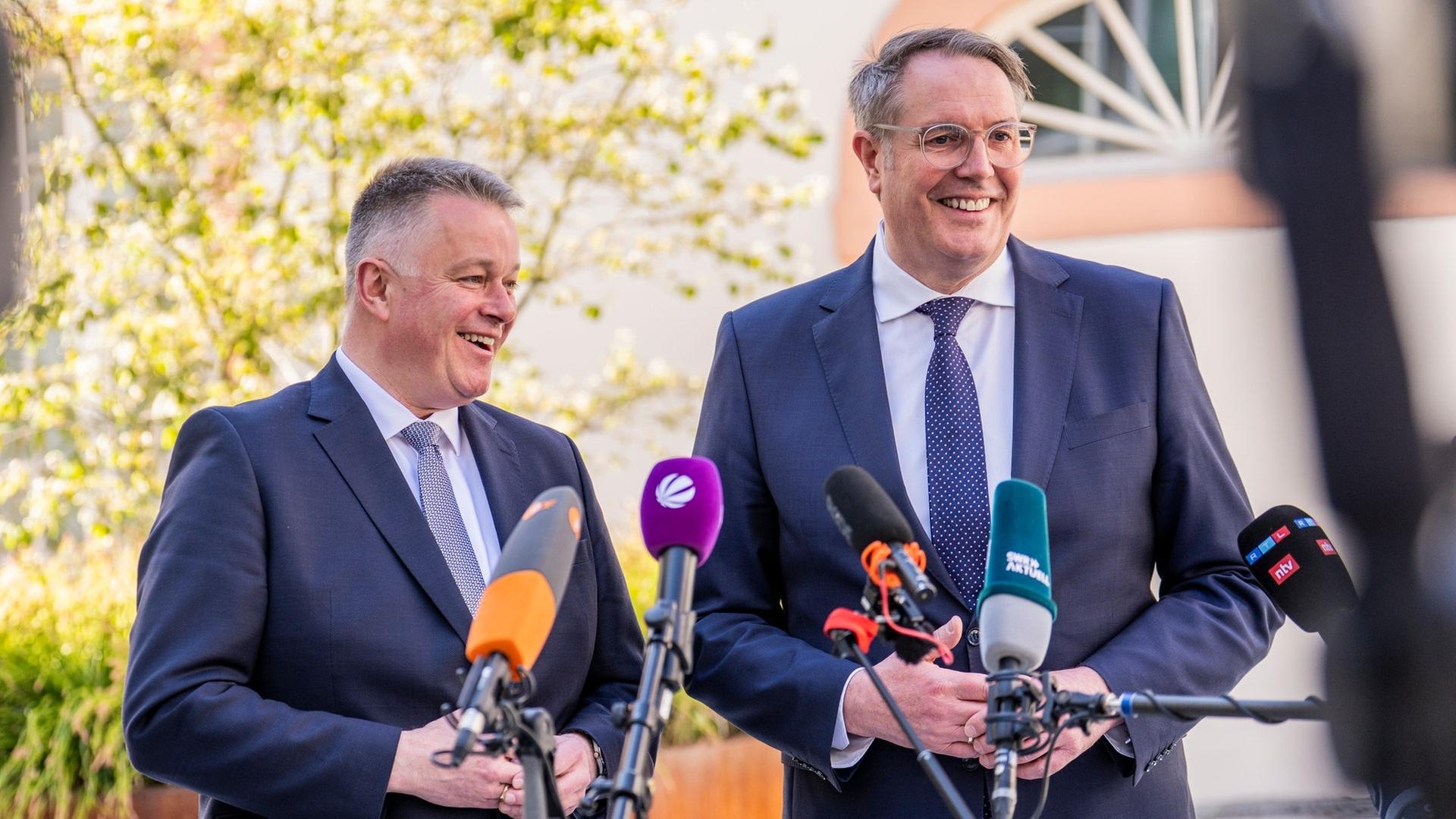 Gordon Schnieder (l, CDU) und Alexander Schweitzer (r, SPD) bei der Pressekonferenz zum Abschluss der SondierungsgesprÃ¤che. | dpa Bildfunk, Picture Alliance