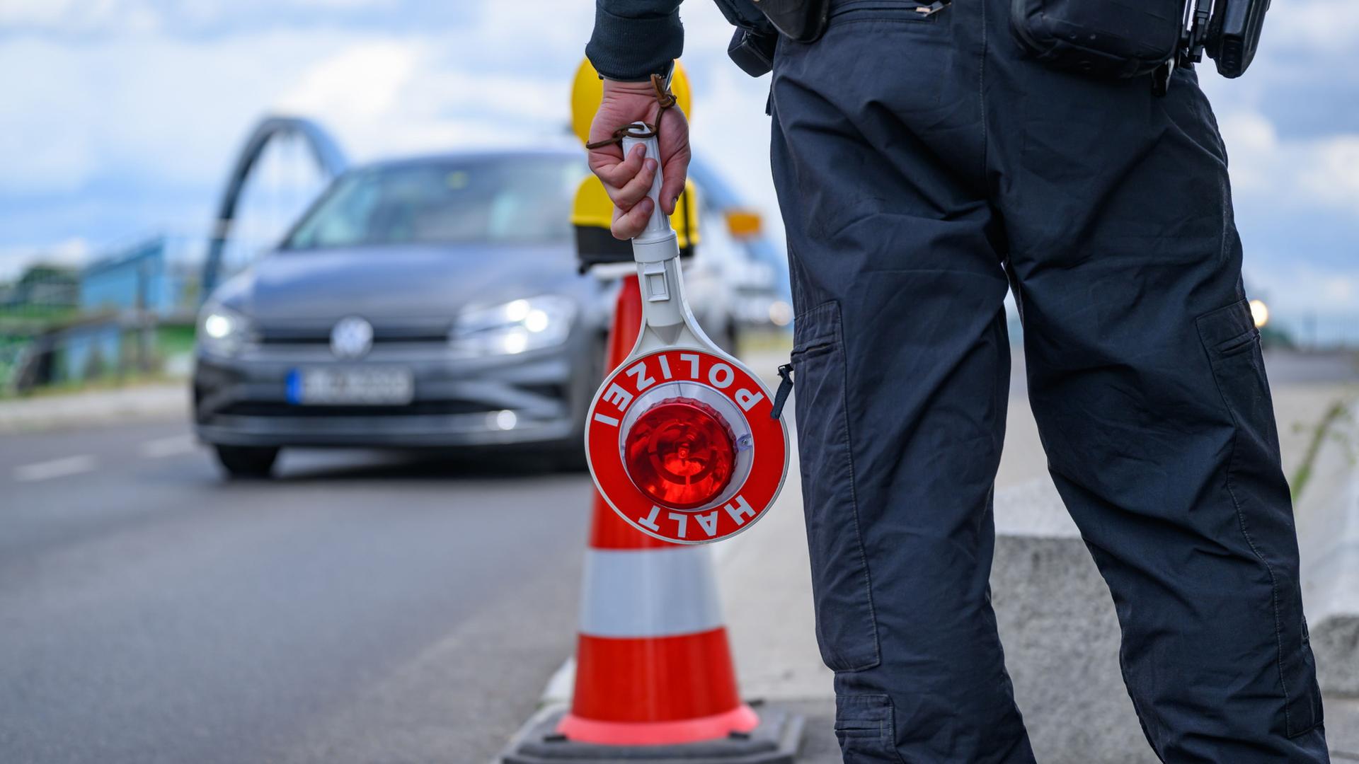 Ein Beamter der Bundespolizei steht am deutsch-polnischen Grenzübergang Stadtbrücke bei der Einreise nach Deutschland. | Patrick Pleul/dpa