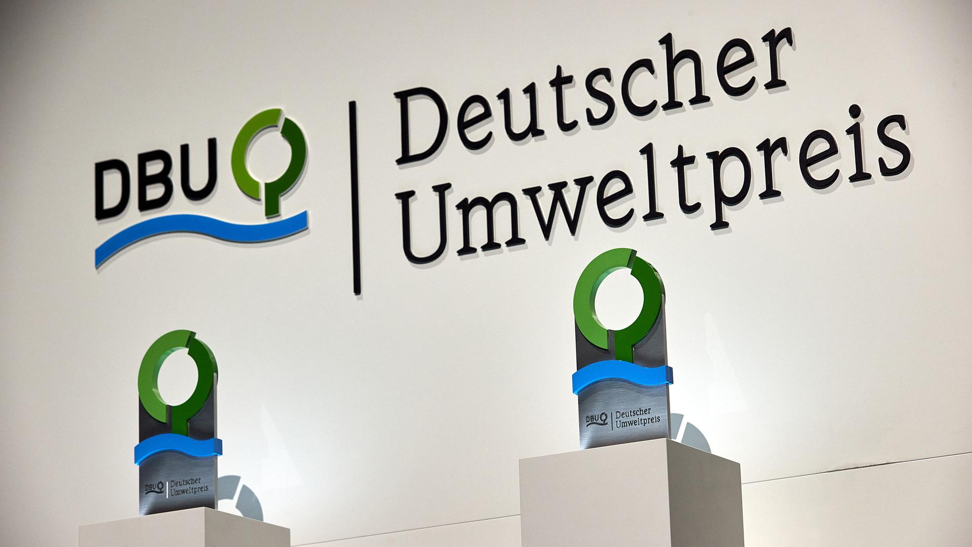 Zwei Trophäen, stehen vor Beginn der Verleihung des Deutschen Umweltpreises der Deutschen Bundesstiftung Umwelt (DBU) auf Podesten auf der Bühne. (Archivbild von 2023) | Georg Wendt/dpa